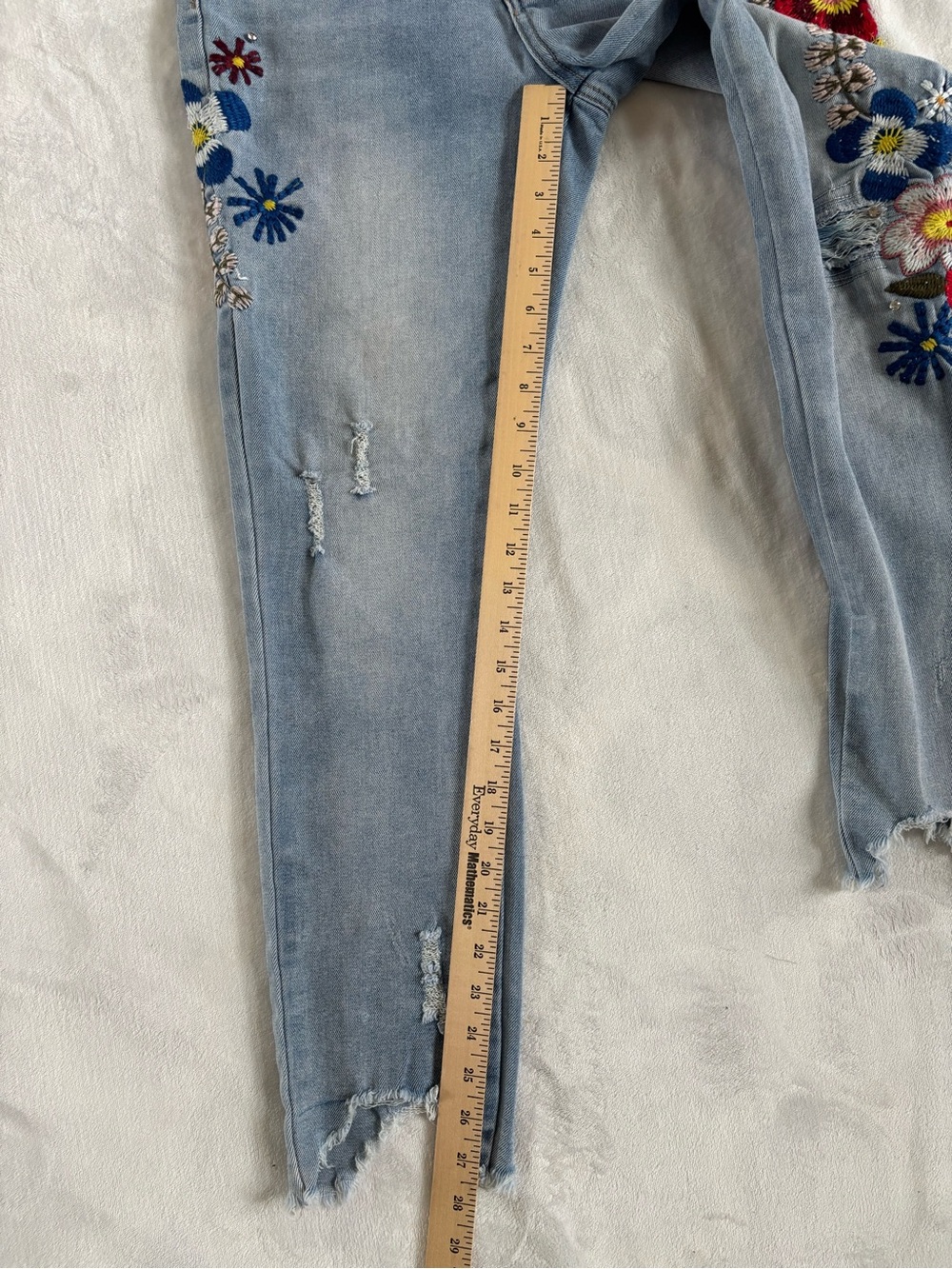 Indigo Rein Floral Boho Embroidered Cropped Ankle Jeans Size 9 Distressed Denim - Picture 3 of 15